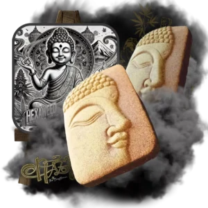 Art Hash Malana Résines de cannabis sculptées en forme de visage de Bouddha avec une illustration artistique de bourgeons de cannabis et de Bouddha en arrière-plan, réalisées par Hazy The Craftsman.